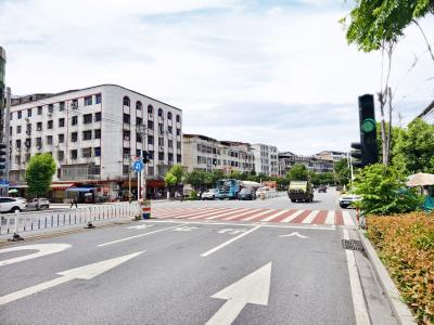 通城：行人过街信号灯系统“就位” 双向守规点亮路口文明