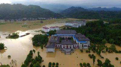 强降雨袭击南方大部 江西鄱阳河堤溃口转移1.3万人