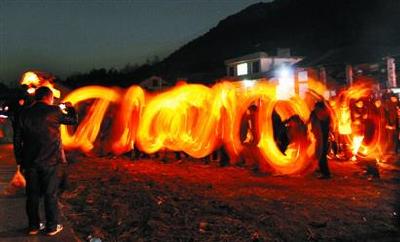 楚天都市报：280名村民舞龙 烛光照亮雨山村