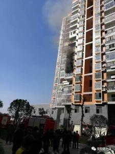 一小孩独留家中烤火引发火灾