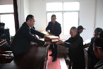 点赞！肖岭乡爱心人士返乡献爱心