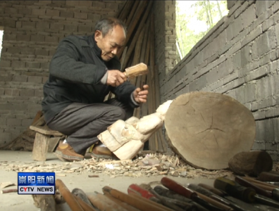 廖佛送手上有绝活  变“烂树蔸”为工艺品