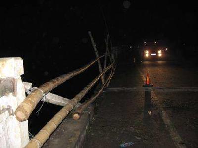 咸宁日报：白霓镇一公路桥梁栏杆遭损 交通部门：由村委会出资修复 