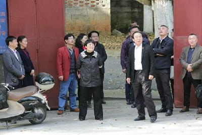 如沐春风 映晚霞——县委书记杭莺情系老年大学侧记