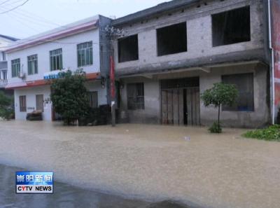 暴雨来袭 沙坪镇道路受阻 农户被淹