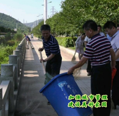 县文明卫生督查组对我县城区各路段大扫除情况进行督查