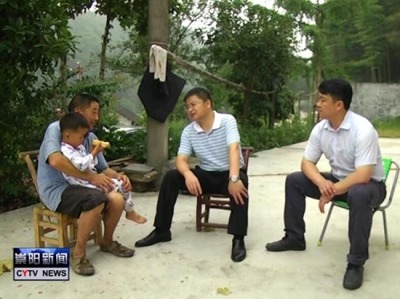 何志强到桂花泉镇走访慰问精准扶贫对象