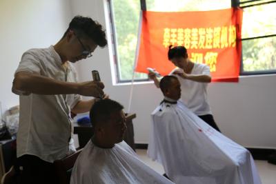 这个店老板真有心，每月来农村为农民免费理发，原来他是......