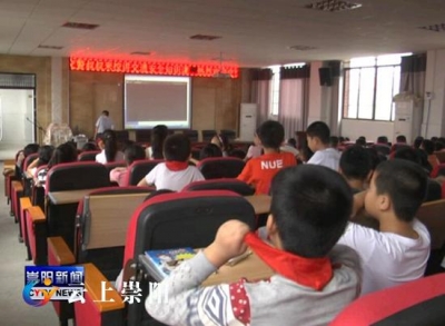 县交警：送交通安全课进校园