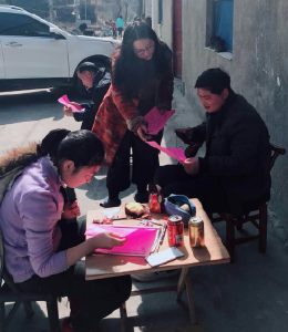 “祝福”“提醒”两不误，路口节内开展宣传