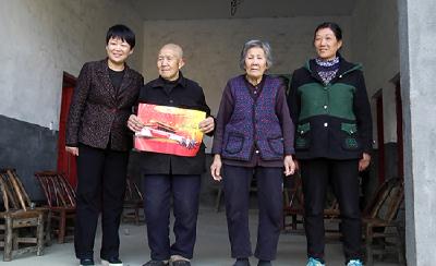 县委书记杭莺到铜钟乡走访慰问退役军人家庭代表