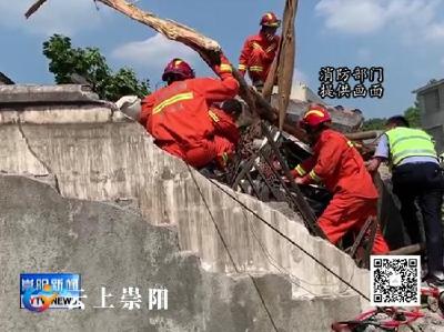 垃圾清运车撞上居民院墙 县消防救援大队成功处置