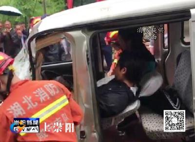 两车追尾 县消防部门紧急救援