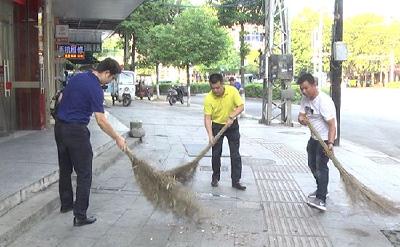 崇阳：一把扫帚扫到底 干干净净迎国庆