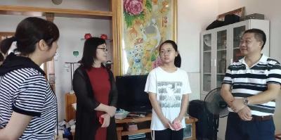 金秋，县领导看望被北京大学录取的两名崇阳学子！