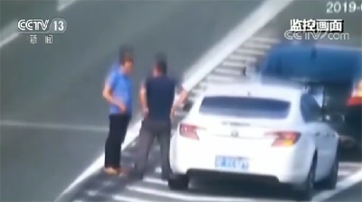 【视频】两司机高速公路上违停聊天 警察都来了！