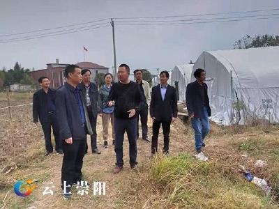 咸市农发行党委一班人赴驻点村学习慰问