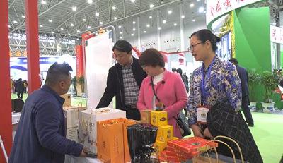 第十六届中国武汉农博会上 崇阳展区“火”了！