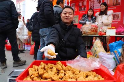 （新春走基层）吃家乡味 过家乡年 今天到人民广场打年货！  
