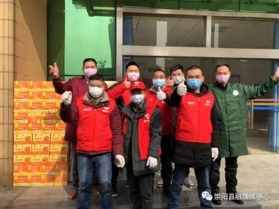 爱如潮涌！崇阳一商户捐赠一批方便食品
