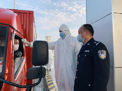 轻伤不下火线：抗疫战士的忠诚“勋章”