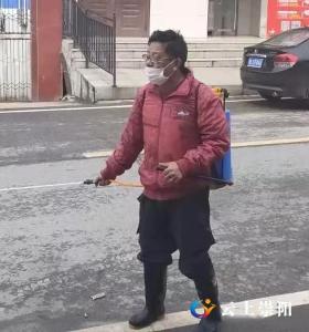 崇阳：山区农民陈景辉 义务上街消毒忙