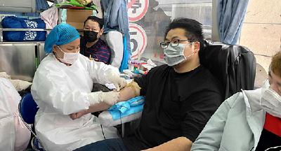 崇阳香山社区：56名居民挽起袖子无偿献血抗疫      