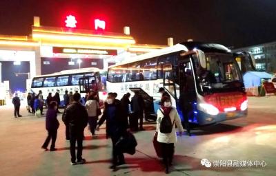 崇阳首批复工专车接回32名省外返岗员工