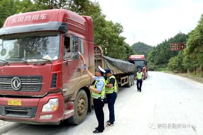 崇阳：“5+2” “白+黑” 强力推进路面治超