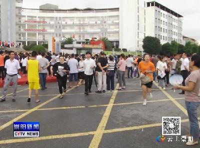我县2020年高考圆满结束 考生轻松告别考场