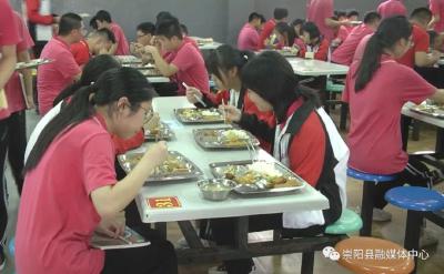 崇阳：“小餐桌”体现“大文明” “光盘行动”成新风尚