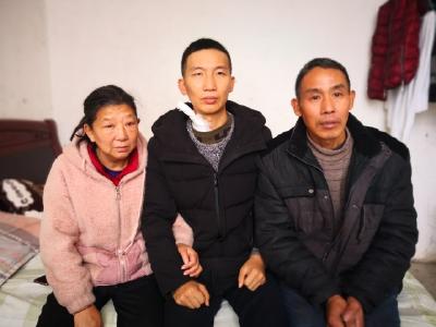 “铁汉”张阳村：搀妻携子勇闯“生命禁区”