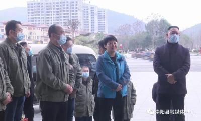 杭莺、郑俊华走访慰问春节期间在岗干部职工