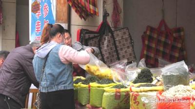 崇阳：临时疏导点 让城市管理更有温度