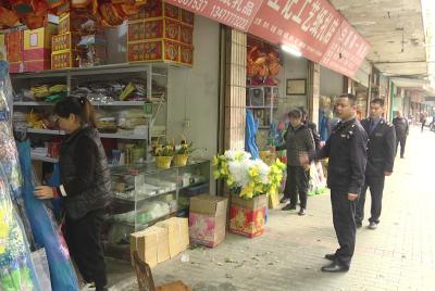 县城管执法局：疏堵结合  打通城区老街支巷“梗阻”