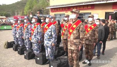 2021年崇阳县首批12名新兵奔赴军营
