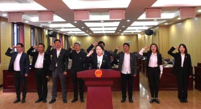 崇阳县融媒体中心新任职工作人员集体向宪法宣誓