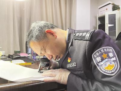 从“想不到”的地方 寻找罪证 ——记痕检专家王光英