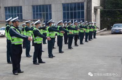 崇阳交警：“警校家”三方联动 破解城区校园周边“拥堵挤”