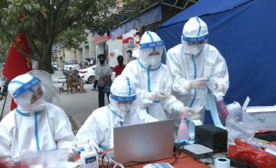 核酸检测现场：抱冰解暑 他们在烈日下坚守