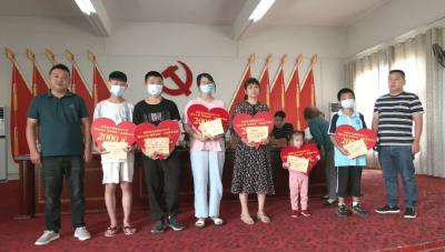 天城商会：公益助学 帮助32名贫困学子圆求学梦