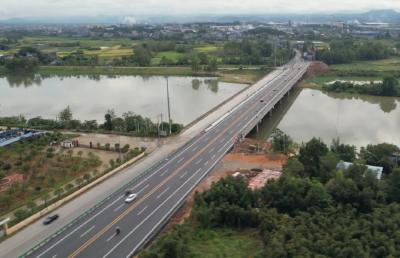 【聚焦重点项目建设㊲】新崇阳二桥主体结构及路面铺装工程完工  车辆开放通行
