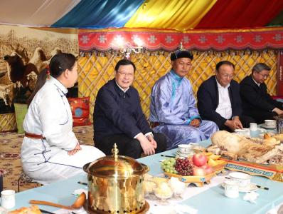 坚决贯彻新时代党的治疆方略扛好对口援疆工作政治责任！湖北省党政代表团赴新疆学习考察