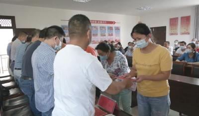 情暖金秋！崇阳县总工会向34名困难职工子女发放金秋助学金