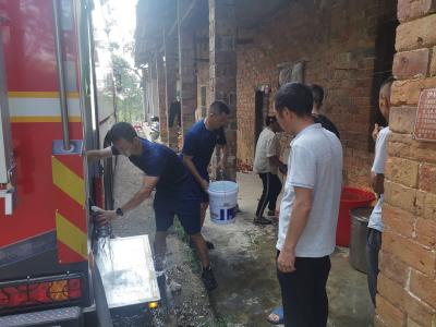 崇阳：雨山村民用水告急  消防车送水解“渴”