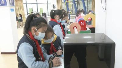 崇阳：小学生走进科技馆 感受科技魅力