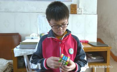 15秒记忆一副打乱的扑克牌、 5分钟记忆384个随机数字......崇阳娃陈渊昊真的“牛”！