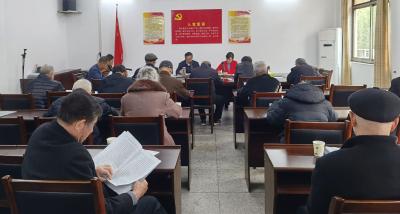 崇阳退休老干部集中学习党的十九届六中全会精神