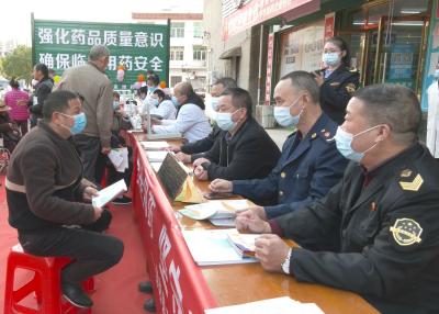 崇阳县开展“安全用药月”宣讲义诊活动