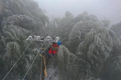 【寒潮来袭】崇阳：今冬第一场雪  跑山电工除冰排险保供电